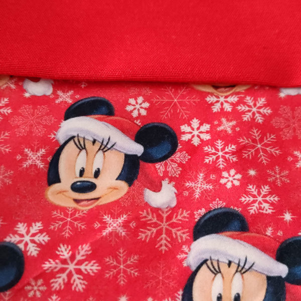 Calcetín personalizado con nombre Mickey navidad rojo de cerca