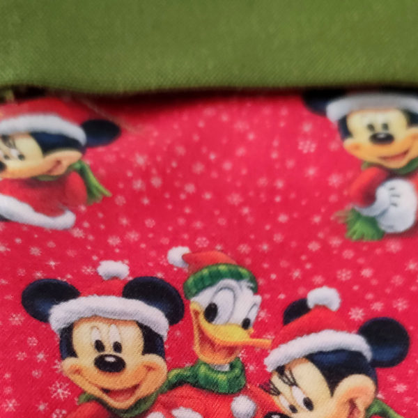 Calcetin personalizado con nombre Mickey Mouse con amigos rojo de cerca
