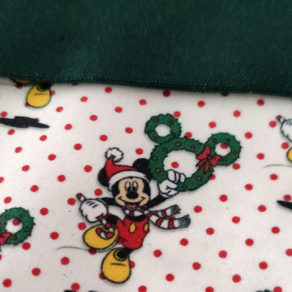 Calcetin personalizado con nombre Mickey Mouse verde de cerca